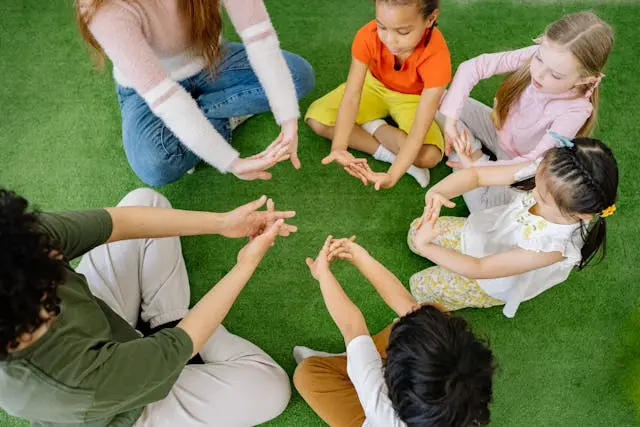 varios niños jugando con una profesora
