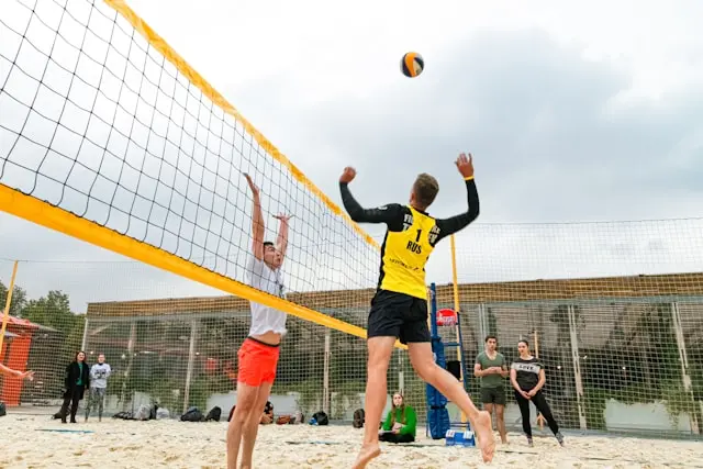 varias personas jugando voley