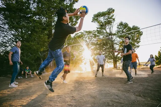 varias personas jugando voley