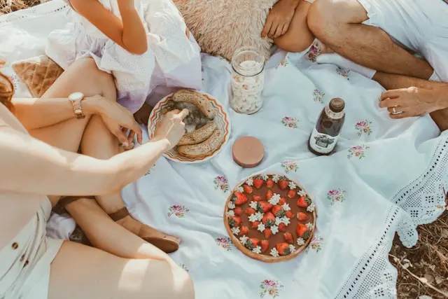 cuatro personas en picnic en parque