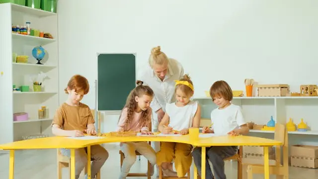 cuatro niños y una profesora