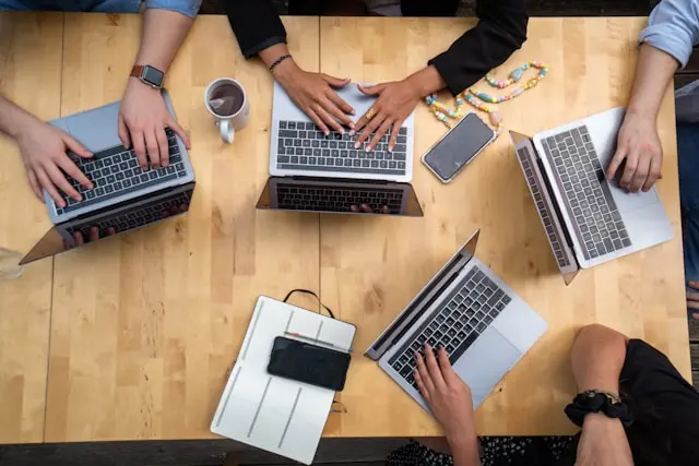 varias laptop en una mesa