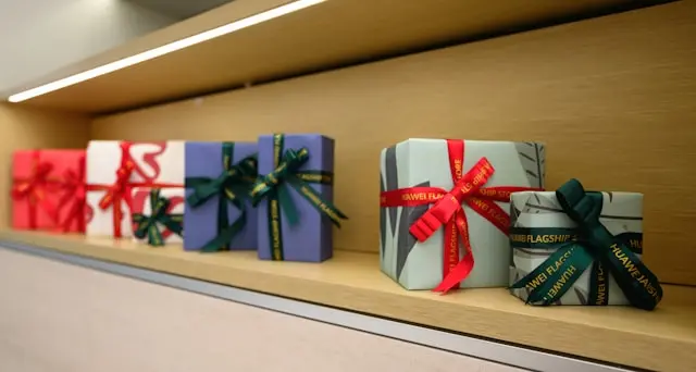 varios regalos envueltos en un estante