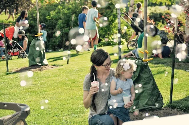 varias personas al aire libre en parque