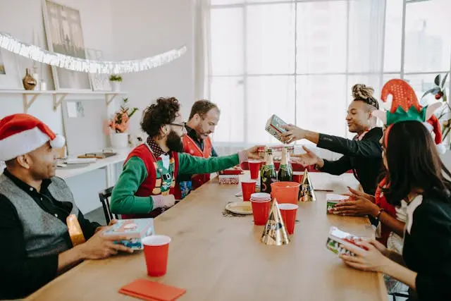 varias personas en una mesa con un regalo en la mano