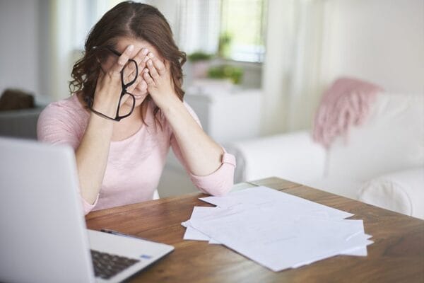 persona estresada, estres laboral, sindrome de burnout