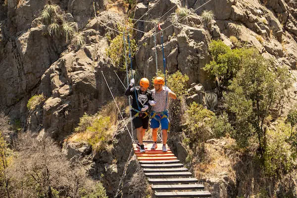 dos personas en puente colgante