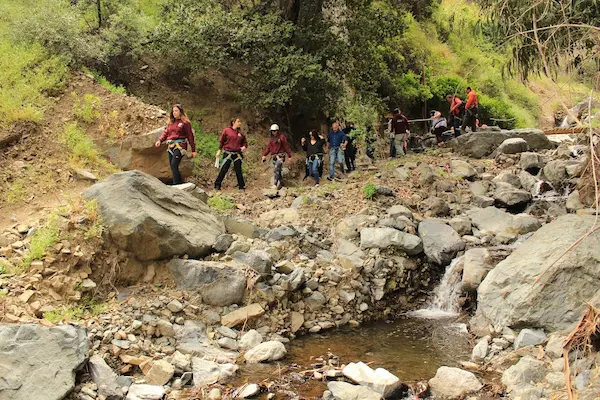 varias personas en actividad al aire libre