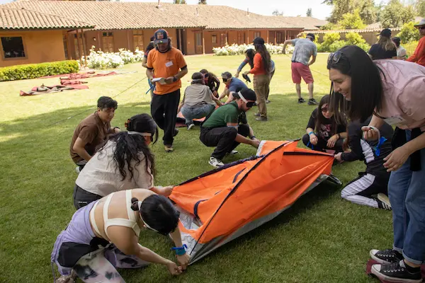 varias personas en actividad de team building