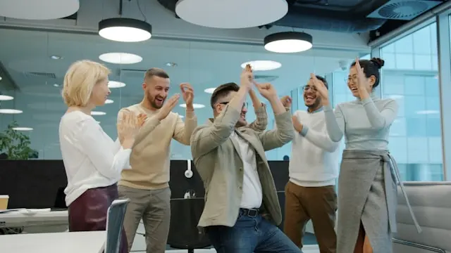 celebrar la fiesta de Navidad en la oficina