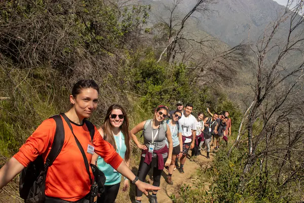 varias personas en actividad al aire libre