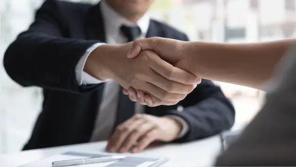personas estrechando la mano, confirmando la retencion del talento en la empresa