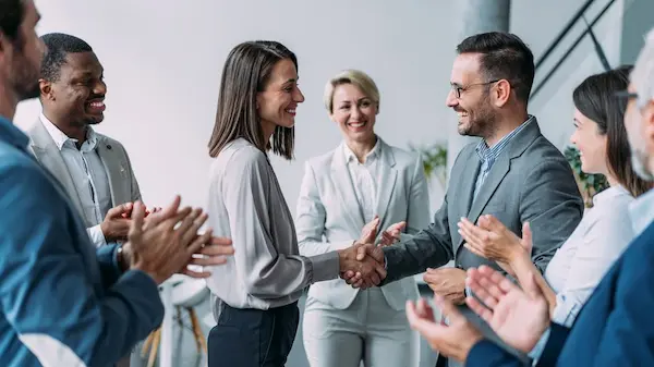grupo de personas felices en sus empresas, reconocimiento del pesonal en las empresa 