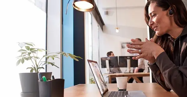 persona en un meeting, conversando