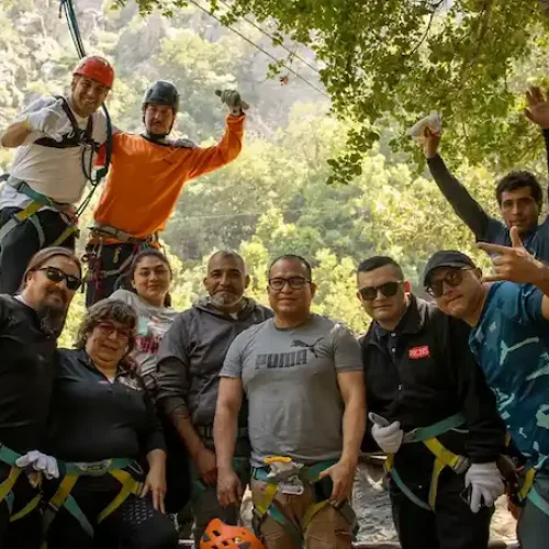 actividades en equipo varias personas posando para una foto en grupo al aire libre