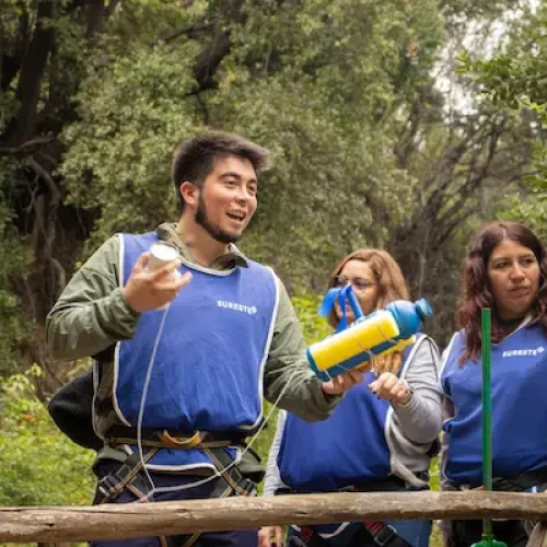 varias personas con botella de plástico