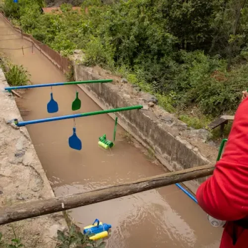 varias personas en competencias de balsas